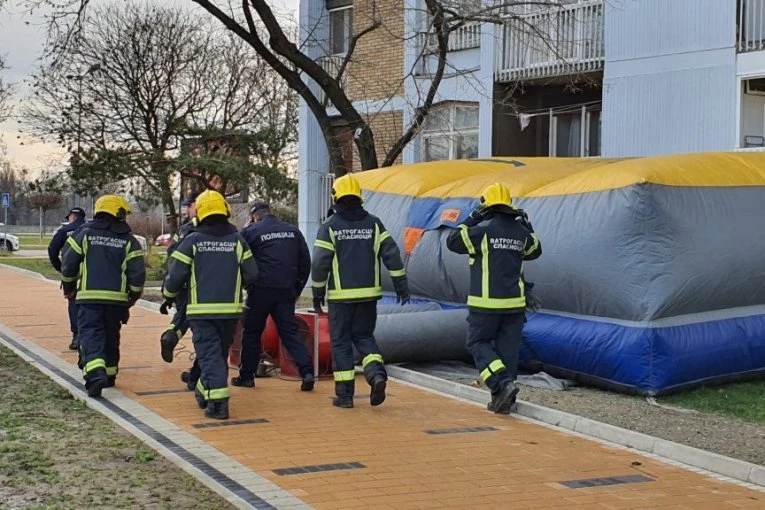 PREGOVORI URODILI PLODOM: Muškarac odustao od namere da skoči sa krova