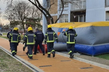 PREGOVORI URODILI PLODOM: Muškarac odustao od namere da skoči sa krova (VIDEO)
