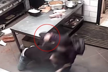 (UZNEMIRUJUĆI VIDEO) ZARIO MAKAZE MUŠKARCU U VRAT! Krvavu tuču UHVATILE SIGURNOSNE KAMERE: Pogledajte samo ako imate jak želudac