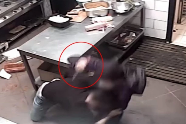 (UZNEMIRUJUĆI VIDEO) ZARIO MAKAZE MUŠKARCU U VRAT! Krvavu tuču UHVATILE SIGURNOSNE KAMERE: Pogledajte samo ako imate jak želudac