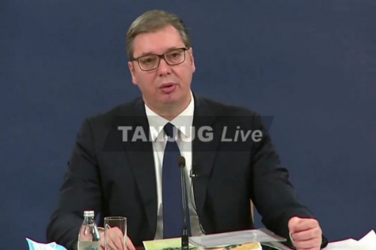 Vučić: Od 1. januara povećanje plata u državnom sektoru, prosek 700 EVRA!