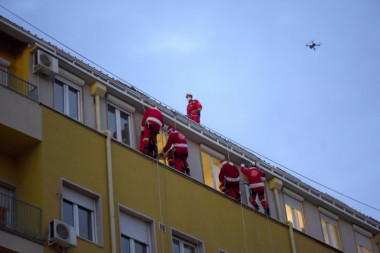 IDEA Deda Mrazovi preko krovova stigli do mališana u Tiršovoj