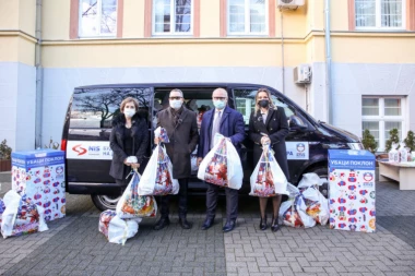 Humanost na delu: NIS podelio paketiće za decu