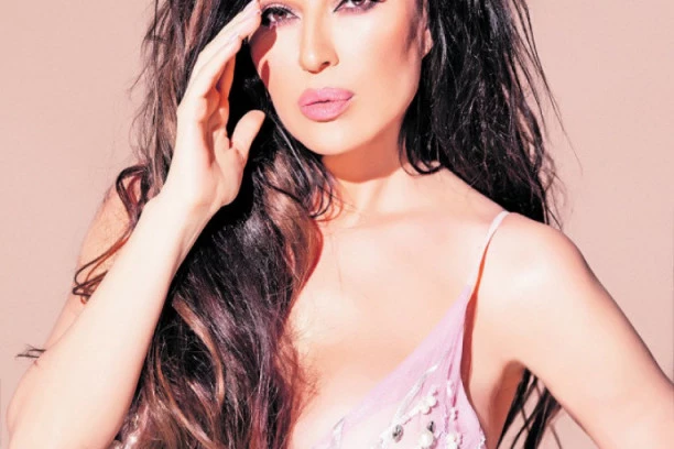 (FOTO) CECA JE PRVI PUT NASTUPALA  SA 16 GODINA I TO U ŠATORU OVOG POZNATOG POLITIČARA: Evo koji veliki hit je tada otpevala!