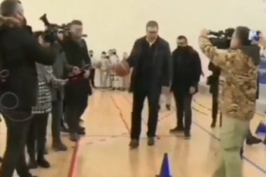 (HIT VIDEO) VUČIĆ POKAZAO KOŠARKAŠKE VEŠTINE! Uzeo loptu u ruke i ODUŠEVIO POTEZIMA NA TERENU!