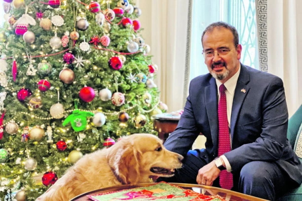 (VIDEO) Ambasador Entoni Godfri čestitao Srbima Božić uz interesantan video klip na Tviteru