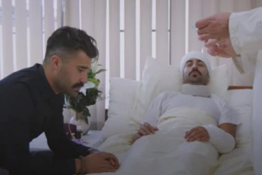 (VIDEO) UMIRE! KENAN TAHIROVIĆ U SUZAMA PORED BOLNIČKOG KREVETA: Brat mu leži nepokretan u zavojima!