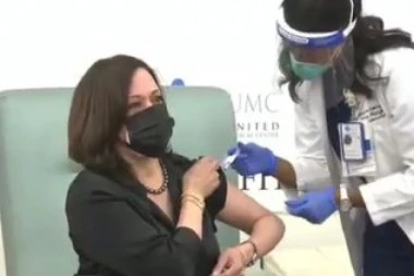 (VIDEO) Kamala Haris primila vakcinu kompanije "Moderna", a onda rekla OVO!