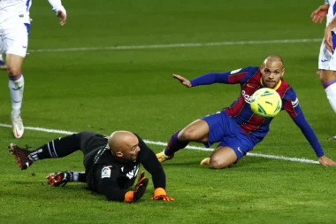 BOMBA PRED PONOĆ: Dmitrović pojačava španskog VELIKANA!