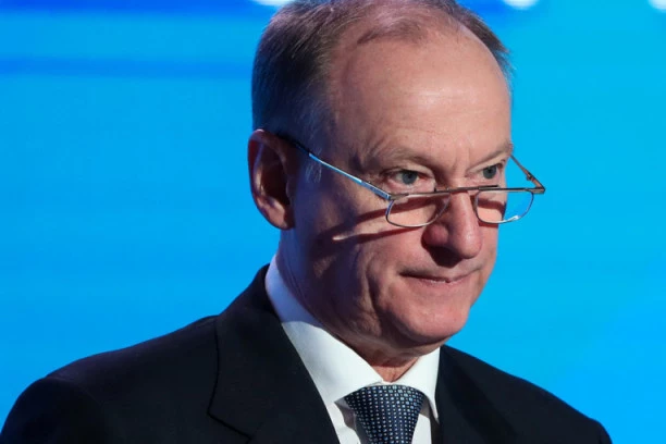 AMERIKA, DEMOKRATIJA? POGLEDAJTE ŠTA JE URADILA DRUGIMA! Putinov obaveštajac podsetio na 1999, a onda spomenuo Soroša