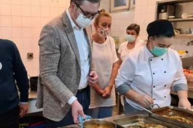 (FOTO) VUČIĆ SIŠAO DO KUHINJE, PA SE LATIO LONCA! Pogledajte šta je predsednik kuvao