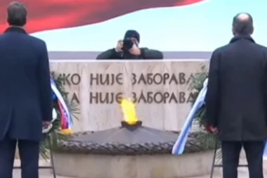(FOTO) NEVIĐENA DRSKOST! Vandali noćas u Beogradu ugasili "večnu vatru" koju su upalili Vučić i Lavrov! OSTAVILI I SRAMNU PORUKU!