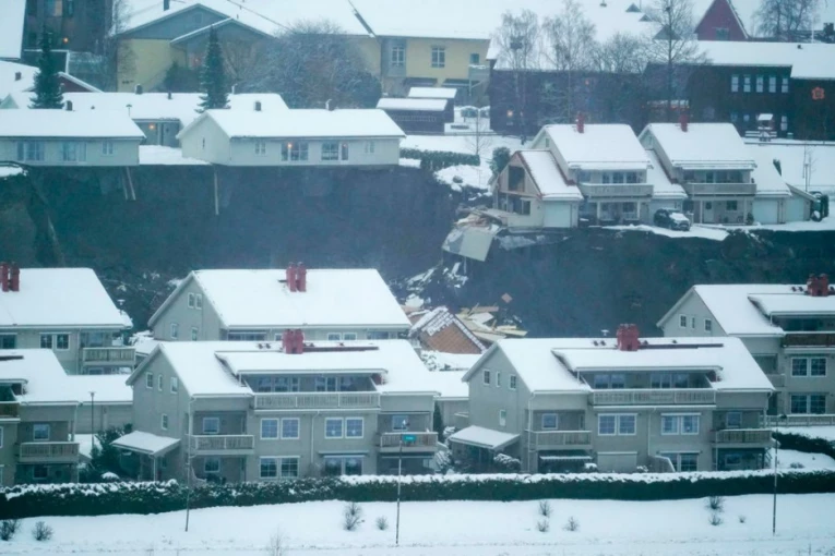 KUĆE PADAJU KAO KULE OD KARATA! Klizište nosi rezidencijalno naselje kod Osla