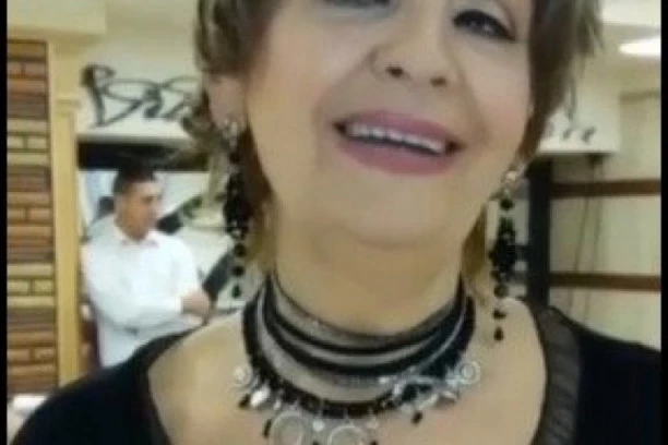 (VIDEO) ONO ŠTO SVI UVEK PRIŽELJKUJU: Lepa Lukić čestitala praznike i poželela OVO!