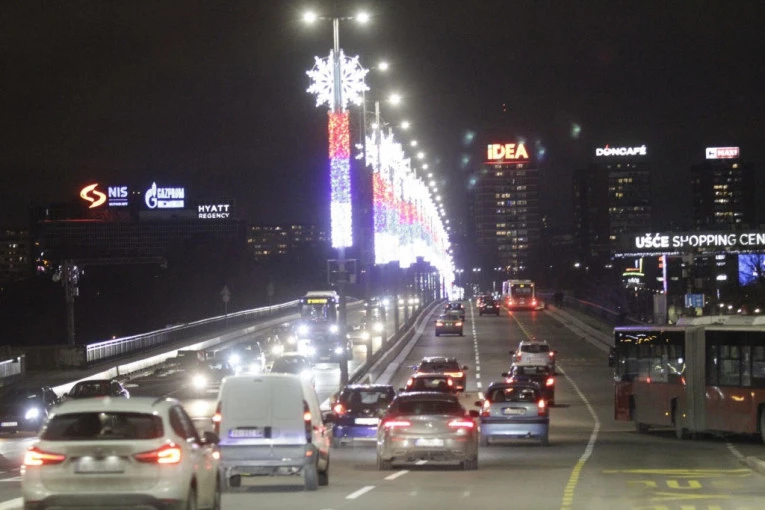 LANČANI SUDAR NA BRANKOVOM MOSTU: U udesu učestvovala četiri vozila, usporen saobraćaj