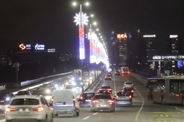 LANČANI SUDAR NA BRANKOVOM MOSTU: U udesu učestvovala četiri vozila, usporen saobraćaj