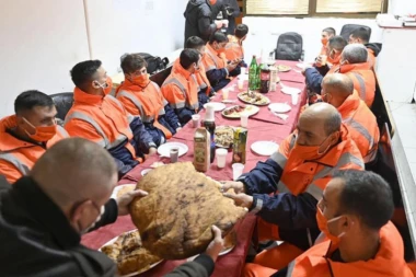 (FOTO) VESIĆ NA VEČERI SA ČISTAČIMA: Želim da znaju da cenimo njihov rad, da ih poštujemo i da smo im zahvalni jer je naš grad čist!