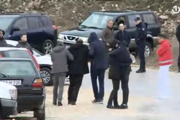 (VIDEO) POTRESNI PRIZORI! OVDE JE NASTRADALO OSMORO TINEJDŽERA: Roditelje preminulih razdire tuga, jedva stoje na nogama!