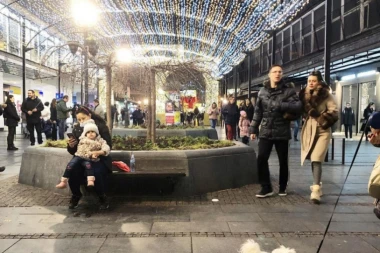 (FOTO) Veliki broj Beograđana na ulici i 1. januara: Vesela atomsfera, trubači zabavljali prolaznike koji su sa njima igrali i pevali