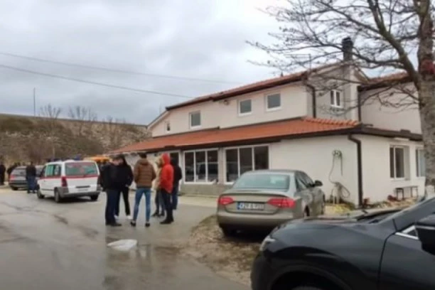 (FOTO) DETALJI TRAGEDIJE U TRIBISTOVU: Razbio prozor jer mu niko nije odgovarao, ušao i zatekao JEZIV prizor! On je našao 8 tela