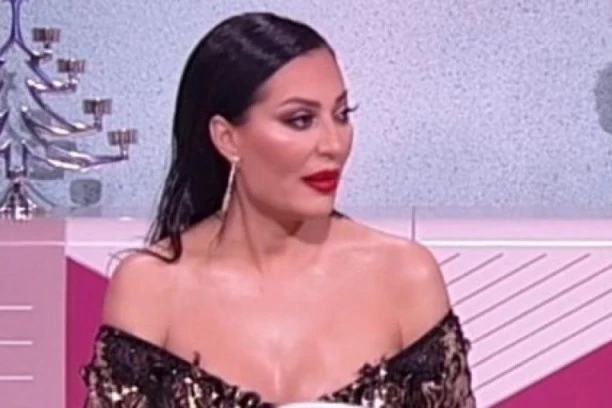 (FOTO) CECA POKAZALA LICE BEZ TRUNKE ŠMINKE! Pevačica izazvala lavinu komentara!