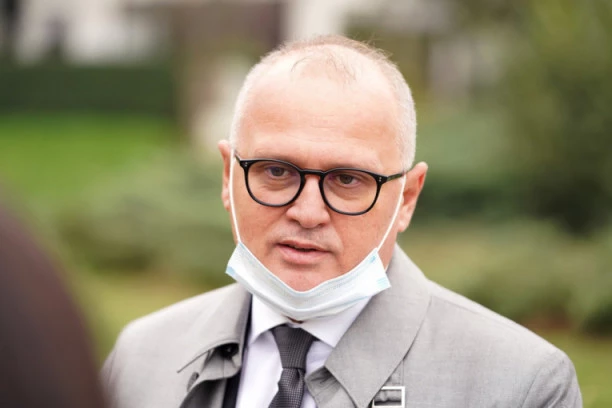 Vesić saopštio: Porodicama bez krova nad glavom u Glini i Petrinji stiže donacija od 22 montažne kuće