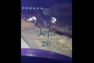 (VIDEO) KAKVO LEMANJE NA AUTO-PUTU: Nakon saobraćajke krenuli da se mlate MOTKAMA, i policija dobila po leđima