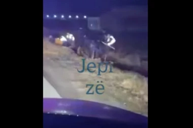 (VIDEO) KAKVO LEMANJE NA AUTO-PUTU: Nakon saobraćajke krenuli da se mlate MOTKAMA, i policija dobila po leđima