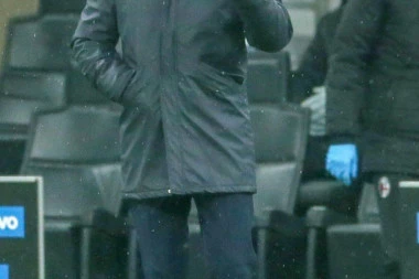 GRMELO JE U SVLAČIONICI BOLONJE: Mihajlović POBESNEO posle remija!