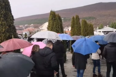 (FOTO, VIDEO) TUGA I OČAJ NA GROBLJU: Sahranjena Mirela Rezo, jedna od žrtava stravične tragedije u vikendici kod Posušja!