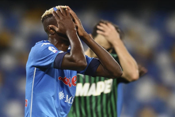 RASPAD SISTEMA: Vlasnikov sin BESNEO na igrače Napolija, razbio i vrata svlačionice!