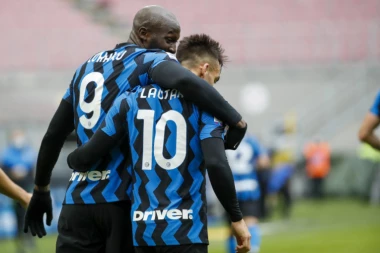 STRAŠNI TANDEM HARA ITALIJOM: Šest komada u mreži Krotonea i prvo mesto Serije A!