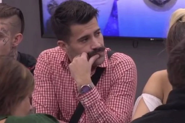 Brzo se vratio u normalu: Kenan sahranio oca, a onda počeo da izlazi po kafićima!