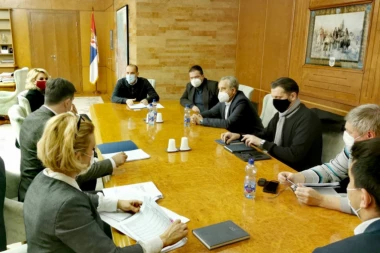 LONČAR SE SASTAO SA NACIONALNIM TIMOM ZA IMUNIZACIJU: Ove nedelje će biti vakcinisani zdravstveni radnici u gerontološkim centrima