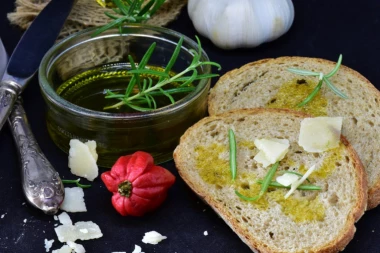 (RECEPT) 3 sastojka, 5 minuta i čarolija u ustima: Probajte savršeni HLEB SA BELIM LUKOM!