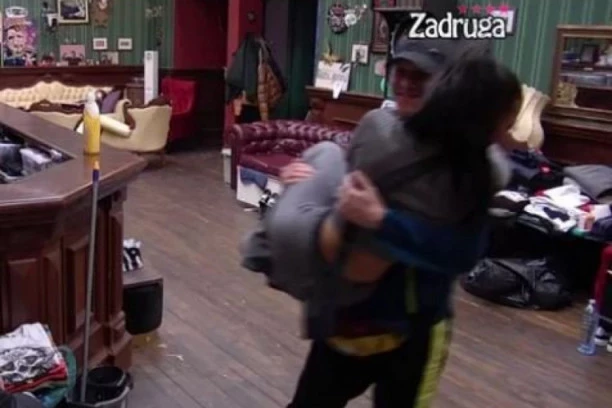 (VIDEO) JANJUŠ ĆE DA ODLEPI KAD BUDE VIDEO! Maja prvi završila kod ČORBE u narčju, pa u krevetu!