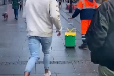(VIDEO) DEČKO MALTRETIRAO RADNIKA GRADSKE ČISTOĆE: Degutantno je dokle seže borba tiktokera za lajkove