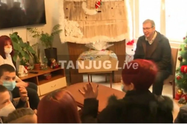 (FOTO,VIDEO) OBEĆAO POMOĆ I RAZGALIO MALIŠANE! VUČIĆ POSETIO SAMOHRANU MAJKU I NJENO DEVETORO DECE U LAĆARAKU!