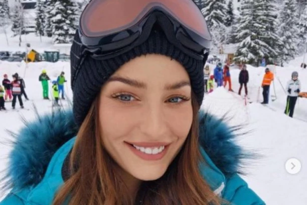 ANĐELA JOVANOVIĆ POKAZALA SINA LUKU! Neodoljivim kadrovima raznežila javnost: "Moje malo sunce" (VIDEO)