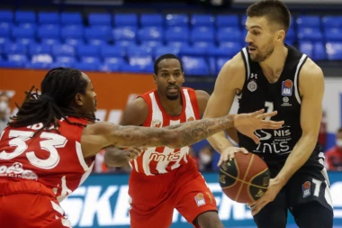 DETONACIJA U BARU: Nož u leđa "večitima"! Posle Gordića Mornar DOVODI i američkog centra!