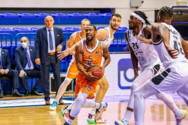 KAKO ĆE SE OVO SVIDETI "GROBARIMA"? Crno-beli u klinču sa Mornarom oko Fenerbahčeovog centra!