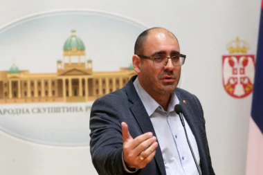 ĐUKANOVIĆ O JEREMIĆEVOM ISPADU: Danas se nije znalo da li više drže gaće ili cmizdre kad se Vučić pojavio!