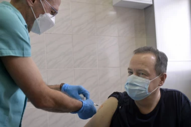 DAČIĆ U SVOM STILU ODGOVORIO ZAŠTO JE ODLIČIO DA SE VAKCINIŠE "SPUTNJIKOM V"! "Zašto samo rusku? Pa ne mogu da dobijem dve"! LOGIČNO!