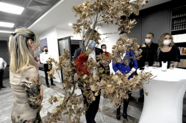 (FOTO) BADNJI DAN U SEDIŠTU SNS: Lomila se česnica, a ON je imao najviše sreće