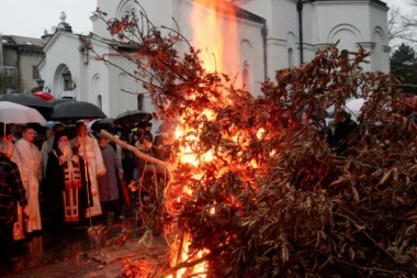 OVO SU NAJSTARIJI SRPSKI OBIČAJI: Pravoslavni vernici smatraju da se na ovaj način ispravno obeležavaju Badnje veče i Božić