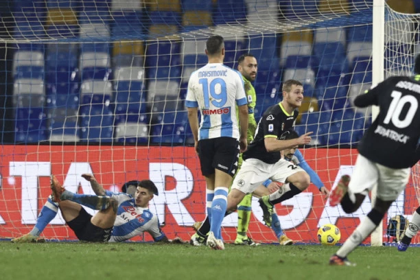 MARADONA BI BIO LJUT: Napoli se OBRUKAO sa igračem više, Maksimović KATASTROFALAN!