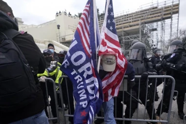 KAPITOL HIL POD OPSADOM: Trampove pristalice opkolile zdanje, zaposlenima u Kongresu naloženo da izlaze kroz PODZEMNE TUNELE!