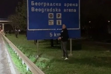 (VIDEO) Sramotna provokacija na Badnje veče: Član šiptarskog divljeg plemena rukama pokazuje orla usred Beograda