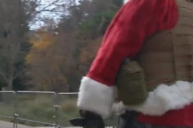 (VIDEO) Isplivao ŠOKANTAN snimak sa demonstracija u Vašingtonu: Trampov simpatizer NOŽEKAROM na policiju