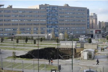 BUKVALNO U ZEMLJU PROPALI! Kod kovid bolnice u Napulju otvorila se rupa duboka 20 metara! U KRATERU ZAVRŠIO CEO VOZNI PARK!